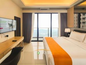 Una habitación de hotel con una cama y una ventana grande. en The Hills at Genting Highlands, en Genting Highlands 101 fotos más