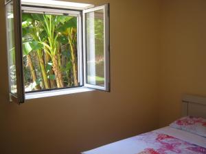 Schlafzimmer mit einem Bett und einem Fenster in der Unterkunft Zora Holiday Home in Herceg-Novi