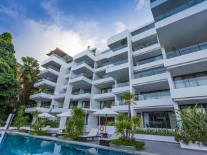 Bild eines Gebäudes mit Pool in der Unterkunft Sansuri Resort in Surin Beach