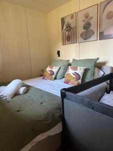 Ένα ή περισσότερα κρεβάτια σε δωμάτιο στο Le Lodge du Caillotin