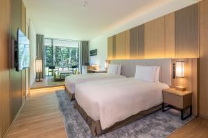 大町市にあるANAホリデイ・インリゾート信濃大町くろよんの大きなベッドルーム(大型ベッド1台付)、リビングルームが備わります。