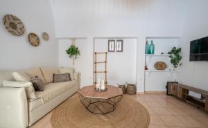 Una sala de estar con un sofá y una mesa de café. en Earthy House - 2, en Mesariá
