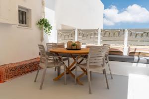 Un comedor con mesa y sillas en un balcón. en Earthy House - 2, en Mesariá 10 fotos más