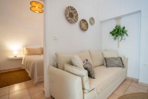 una sala de estar con un sofá y una cama en Earthy House - 2, en Mesariá