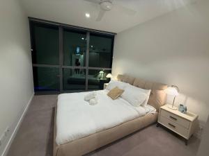 Ένα ή περισσότερα κρεβάτια σε δωμάτιο στο Queens Home - New on Casino