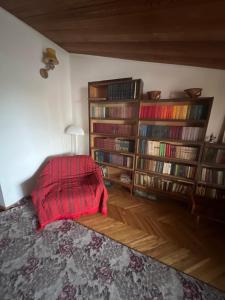 Un dormitorio con una cama con una manta roja. en Исторический частный дом, en Kobuleti