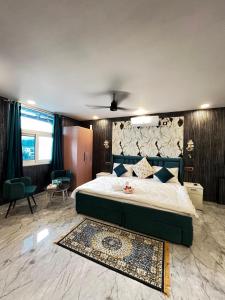 een slaapkamer met een groot bed in een kamer bij The Scenic Roofhouse by Amrove near Rajpur road in Dehradun