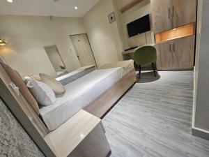 Un dormitorio con una cama grande en una habitación. en Hotel Bilasa Park Inn, 