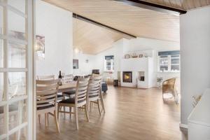una sala da pranzo con tavolo e sedie di BL1284-Blokhus-Tyttebaervej-4 a Blokhus