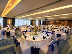 a large banquet hall with white tables and chairs at Island Skylight Resort in Huidong +289 photos