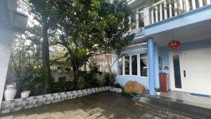 a blue and white house with a tree in front of it at Hoshi DaLat Full House in Xuan An