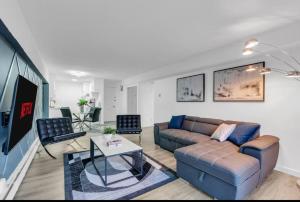 カルガリーにある17th Ave Cozy Nest in Downtown Calgary with Parkingのソファとテーブルのあるリビングルーム