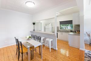 Una cocina y un comedor con mesa y sillas. en Lake Hume Resort, en Lake Hume