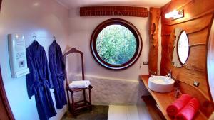een badkamer met een wastafel en een rond raam bij Celestial Inn in Pucón +62 foto's