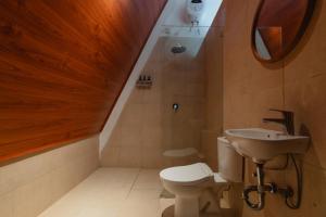 un baño con inodoro y lavabo en Kubu Wana Villa, en Uluwatu 24 fotos más