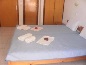 Postel nebo postele na pokoji v ubytování Studios Kallirachi