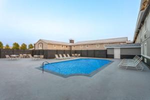 Kolam renang di atau dekat dengan La Quinta Inn by Wyndham Champaign