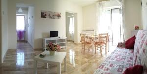 ein Wohnzimmer mit einem Sofa und einem Tisch in der Unterkunft Casa Vacanze Le Due Palme in Miglianico