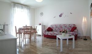 MiglianicoにあるCasa Vacanze Le Due Palmeのリビングルーム(ソファ、テーブル付)