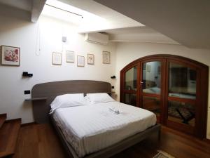 a bedroom with a large bed with a wooden headboard at B&B Villa Argiolas in Modena