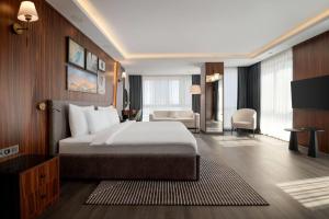 a hotel room with a large bed and a desk at La Quinta By Wyndham Istanbul Kartal in Istanbul +46 photos
