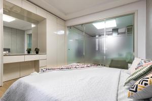 アスタナにあるHighvill Modern View идеально для туристаのベッドルーム1室(大型ベッド1台、ガラスの壁付)