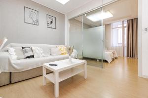 アスタナにあるHighvill Modern View идеально для туристаの白いソファとテーブルのあるリビングルーム +20枚の写真