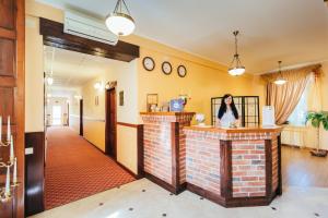 Eine Frau, die an einem Tresen in einer Lobby steht. in der Unterkunft Reiss Hotel in Feodossija