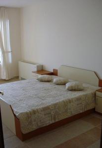 Un dormitorio con una cama con dos almohadas encima. en Вилла класса люкс, en Varna 24 fotos más