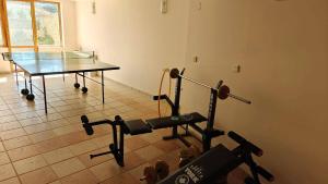 Habitación con mesa de ping pong y mesa de ping pong en Вилла класса люкс, en Varna