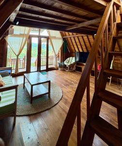 Ruang duduk di Cascadia Rad Villa