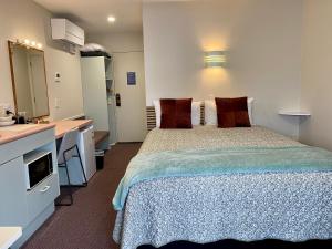 Кухня или мини-кухня в Heritage Park Lodge
