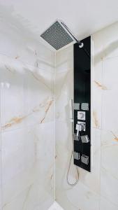 ein Badezimmer mit Dusche mit Glastür in der Unterkunft Apartment in Jozsef krt 50 in Budapest