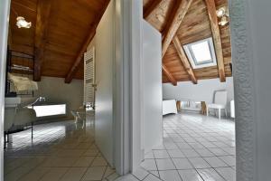 ein Wohnzimmer mit einer Holzdecke und ein Zimmer mit einem Tisch in der Unterkunft Palazzo Dogana Rooms in Agropoli + 65 Fotos