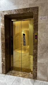 a glass door of a building with a vase in it at شقة فندقية بمجمع هوازن السكني in Ash Sharāʼi‘ +5 photos