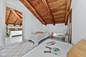 ein Wohnzimmer mit zwei Betten und einem Tisch in der Unterkunft Palazzo Dogana Rooms in Agropoli