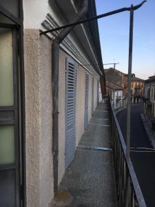 Sotto i coppi Refrancore Monferrato- Asti في Refrancore: زقاق مع مصاريع على جانب المبنى