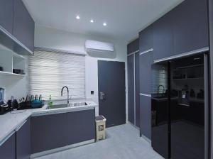 Kuchyň nebo kuchyňský kout v ubytování Acorn-Luxury 3bedroom Apartment with Lakeview