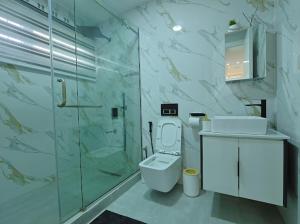 Koupelna v ubytování Acorn-Luxury 3bedroom Apartment with Lakeview