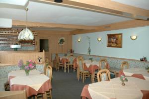 Reštaurácia alebo iné gastronomické zariadenie v ubytovaní Pension & Ferienwohnung Sonnleiten