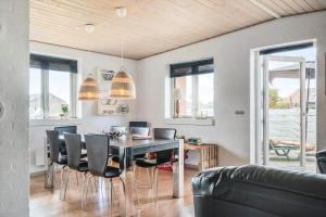 Un comedor con mesa y sillas en G125-Lemvig-Bellisvej-25, en Lemvig