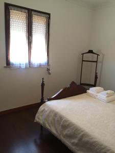1 dormitorio con cama y ventana en Private Room in Old Town, en Viana do Castelo