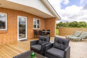 patio con sillas, mesa y comedor en G125-Lemvig-Bellisvej-25, en Lemvig