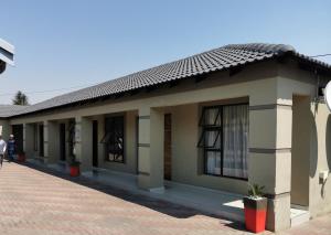a small house is characteristic of this village at Blackpony Guesthouse in Kriel