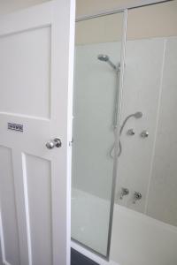 セイルにあるStay at the historic Star Hotelのガラスドア付きのシャワー付きのバスルーム +24枚の写真