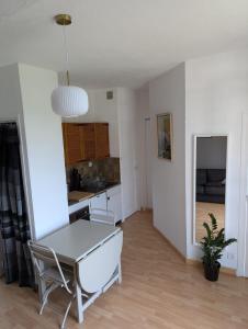 a living room with a table and a kitchen at La Chartr’heureuse in the heart of the Park in Saint-Pierre-de-Chartreuse