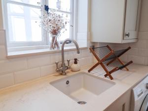 Phòng tắm tại Victoria Cottage 4 East Green +30 ảnh