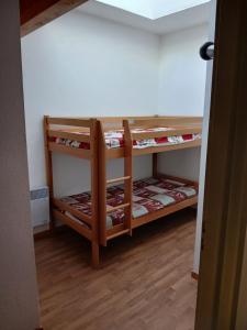 a room with two bunk beds in a room at Grand appartement pour famille ou groupe en montagne - SKI- in Saint-François-Longchamp