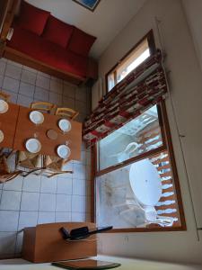 a kitchen with a window with a plate on the counter at Grand appartement pour famille ou groupe en montagne - SKI- in Saint-François-Longchamp