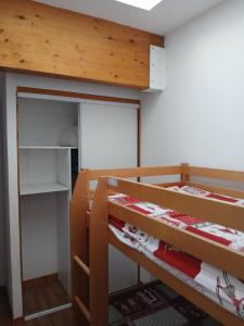 a room with two bunk beds and a closet at Grand appartement pour famille ou groupe en montagne - SKI- in Saint-François-Longchamp